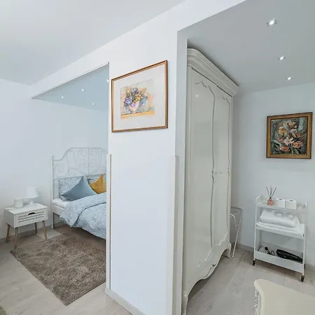 Dannia House Apartmán *
